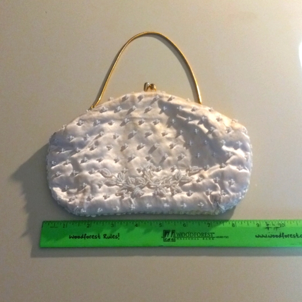 Vintage handmade in Hong Kong beaded/seguin clasp purse gold serpentine/clasp